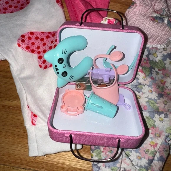 Adorable Baby Clothing Set with Heart and Floral Patterns - Picture 2 of 3